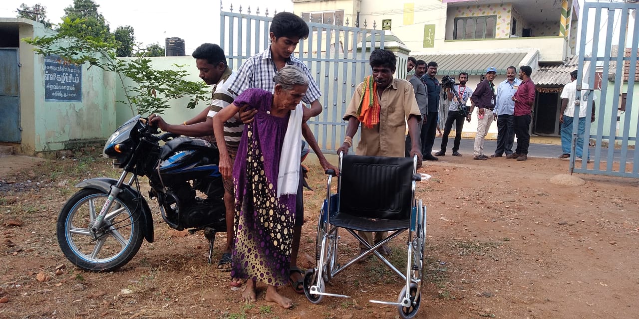 முதல் முறை ஓட்டளிப்பவர் முதல் 90 வயது பாட்டி வரை... தமிழகம் முழுவதும் களைகட்டிய ஜனநாயகத் திருவிழா! - சுவாரஸ்யப் புகைப்படத் தொகுப்பு முதல் முறை ஓட்டளிப்பவர் முதல் 90 வயது பாட்டி வரை... தமிழகம் முழுவதும் களைகட்டிய ஜனநாயகத் திருவிழா! - சுவாரஸ்யப் புகைப்படத் தொகுப்பு