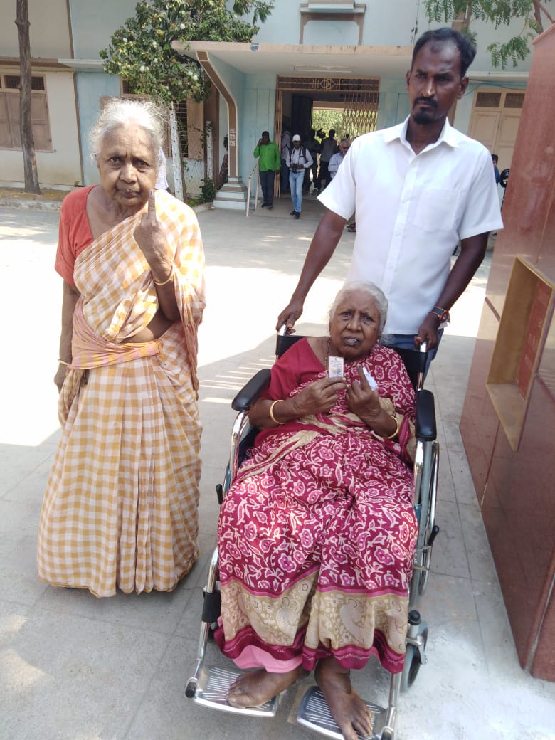 முதல் முறை ஓட்டளிப்பவர் முதல் 90 வயது பாட்டி வரை... தமிழகம் முழுவதும் களைகட்டிய ஜனநாயகத் திருவிழா! - சுவாரஸ்யப் புகைப்படத் தொகுப்பு முதல் முறை ஓட்டளிப்பவர் முதல் 90 வயது பாட்டி வரை... தமிழகம் முழுவதும் களைகட்டிய ஜனநாயகத் திருவிழா! - சுவாரஸ்யப் புகைப்படத் தொகுப்பு
