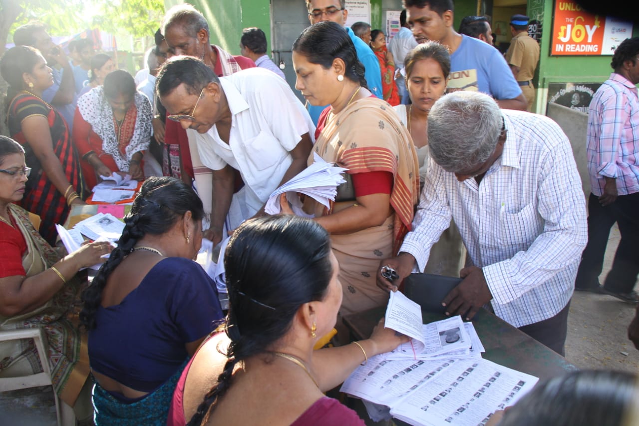 முதல் முறை ஓட்டளிப்பவர் முதல் 90 வயது பாட்டி வரை... தமிழகம் முழுவதும் களைகட்டிய ஜனநாயகத் திருவிழா! - சுவாரஸ்யப் புகைப்படத் தொகுப்பு முதல் முறை ஓட்டளிப்பவர் முதல் 90 வயது பாட்டி வரை... தமிழகம் முழுவதும் களைகட்டிய ஜனநாயகத் திருவிழா! - சுவாரஸ்யப் புகைப்படத் தொகுப்பு