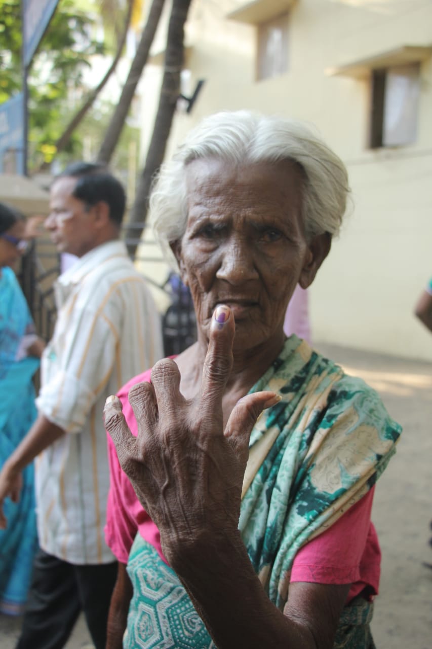 முதல் முறை ஓட்டளிப்பவர் முதல் 90 வயது பாட்டி வரை... தமிழகம் முழுவதும் களைகட்டிய ஜனநாயகத் திருவிழா! - சுவாரஸ்யப் புகைப்படத் தொகுப்பு முதல் முறை ஓட்டளிப்பவர் முதல் 90 வயது பாட்டி வரை... தமிழகம் முழுவதும் களைகட்டிய ஜனநாயகத் திருவிழா! - சுவாரஸ்யப் புகைப்படத் தொகுப்பு