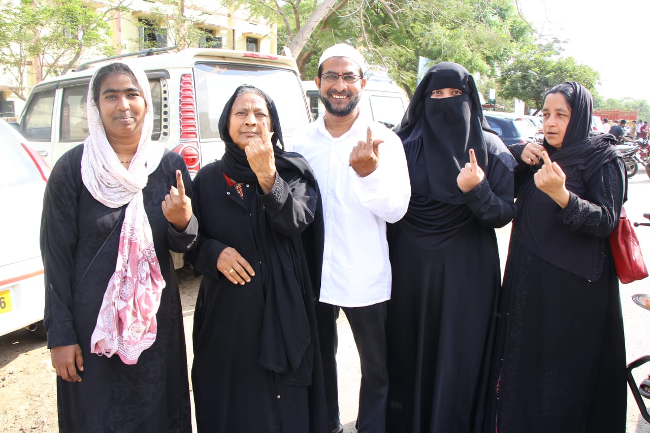 முதல் முறை ஓட்டளிப்பவர் முதல் 90 வயது பாட்டி வரை... தமிழகம் முழுவதும் களைகட்டிய ஜனநாயகத் திருவிழா! - சுவாரஸ்யப் புகைப்படத் தொகுப்பு முதல் முறை ஓட்டளிப்பவர் முதல் 90 வயது பாட்டி வரை... தமிழகம் முழுவதும் களைகட்டிய ஜனநாயகத் திருவிழா! - சுவாரஸ்யப் புகைப்படத் தொகுப்பு