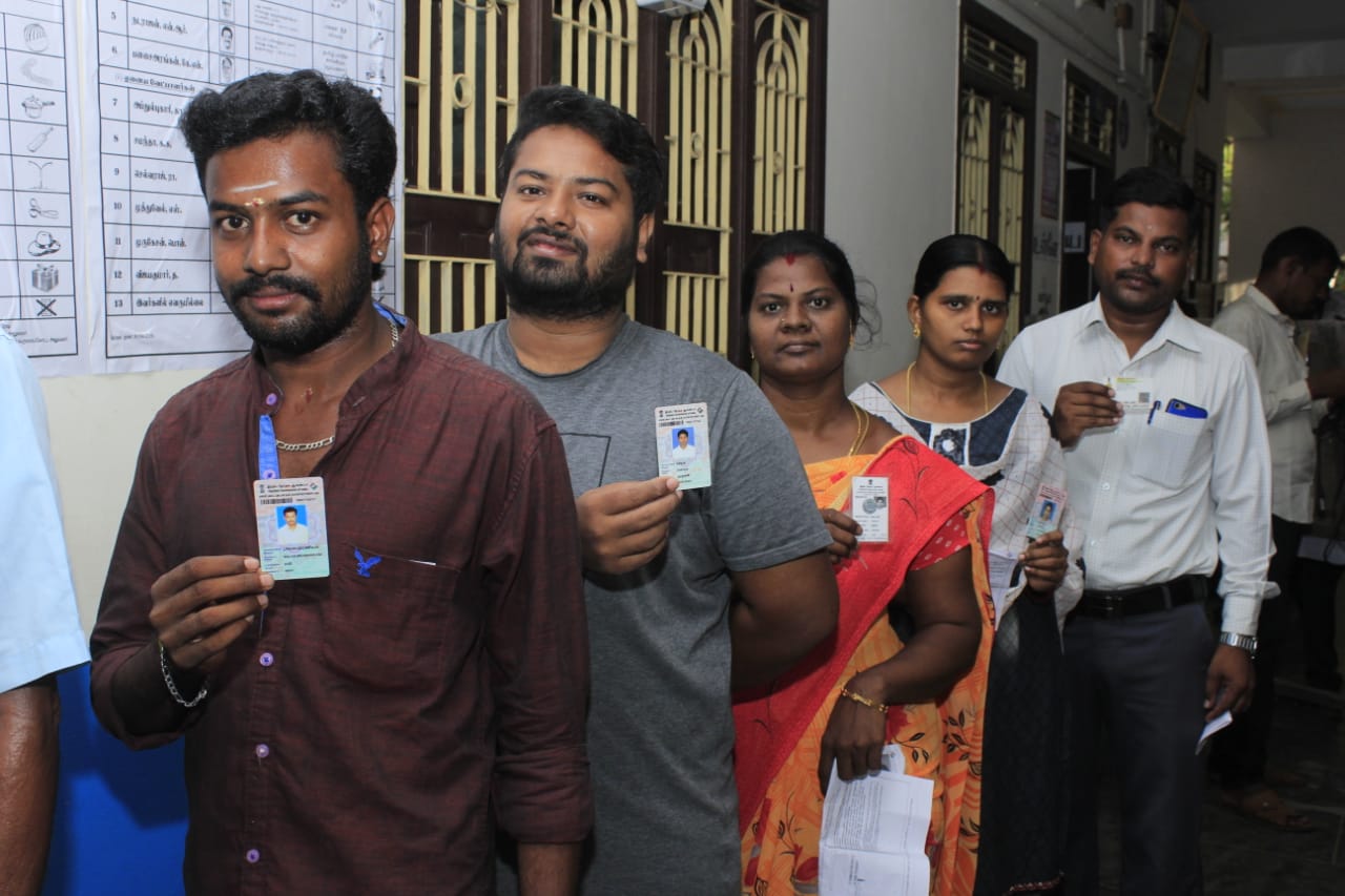 முதல் முறை ஓட்டளிப்பவர் முதல் 90 வயது பாட்டி வரை... தமிழகம் முழுவதும் களைகட்டிய ஜனநாயகத் திருவிழா! - சுவாரஸ்யப் புகைப்படத் தொகுப்பு முதல் முறை ஓட்டளிப்பவர் முதல் 90 வயது பாட்டி வரை... தமிழகம் முழுவதும் களைகட்டிய ஜனநாயகத் திருவிழா! - சுவாரஸ்யப் புகைப்படத் தொகுப்பு