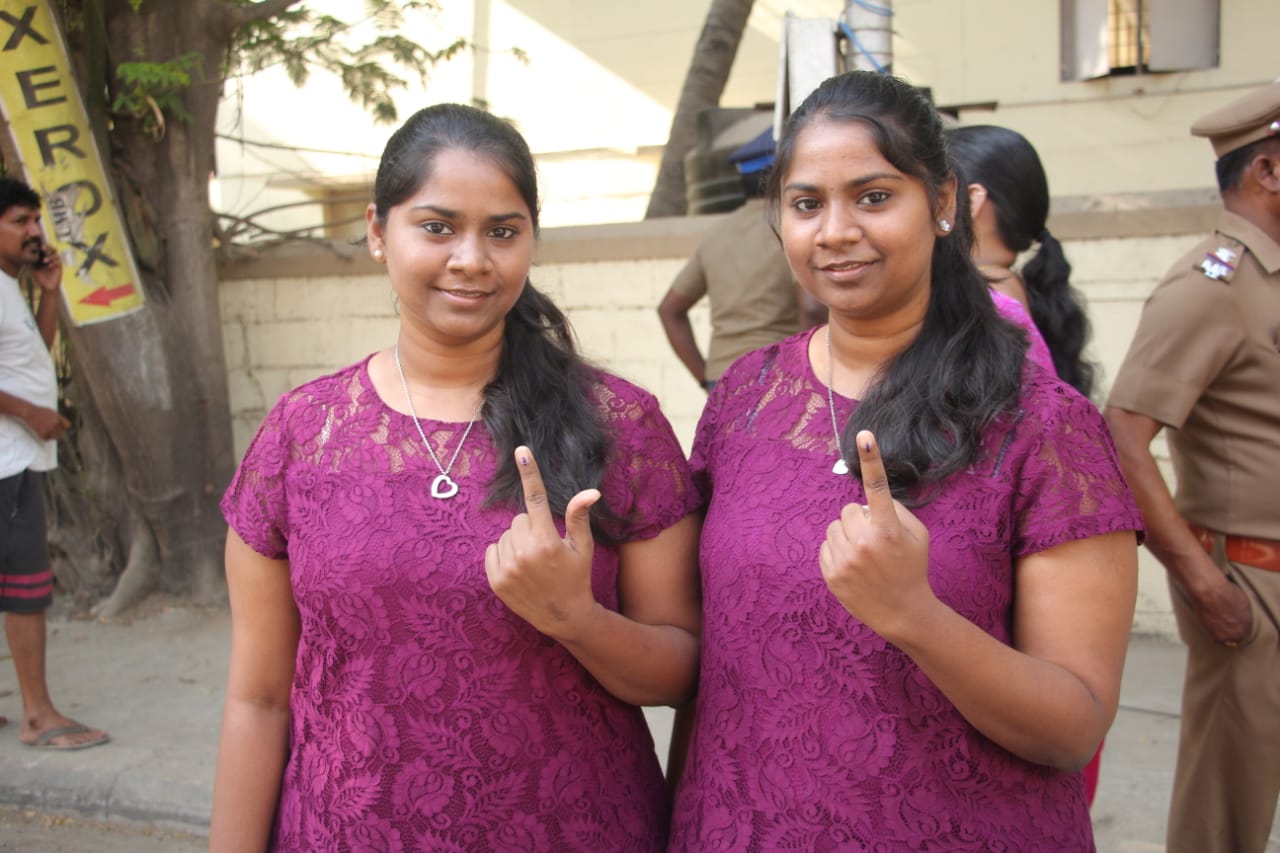 முதல் முறை ஓட்டளிப்பவர் முதல் 90 வயது பாட்டி வரை... தமிழகம் முழுவதும் களைகட்டிய ஜனநாயகத் திருவிழா! - சுவாரஸ்யப் புகைப்படத் தொகுப்பு முதல் முறை ஓட்டளிப்பவர் முதல் 90 வயது பாட்டி வரை... தமிழகம் முழுவதும் களைகட்டிய ஜனநாயகத் திருவிழா! - சுவாரஸ்யப் புகைப்படத் தொகுப்பு