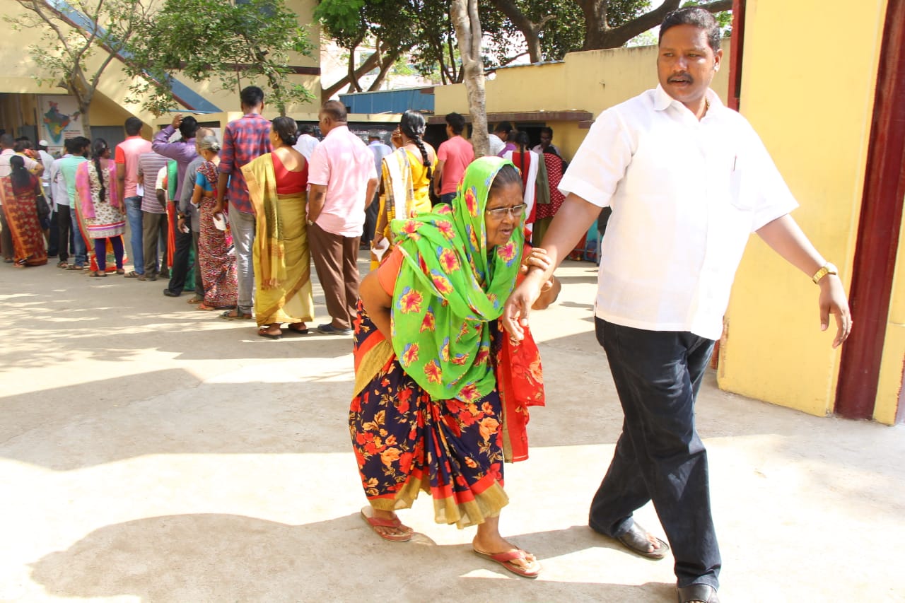 முதல் முறை ஓட்டளிப்பவர் முதல் 90 வயது பாட்டி வரை... தமிழகம் முழுவதும் களைகட்டிய ஜனநாயகத் திருவிழா! - சுவாரஸ்யப் புகைப்படத் தொகுப்பு முதல் முறை ஓட்டளிப்பவர் முதல் 90 வயது பாட்டி வரை... தமிழகம் முழுவதும் களைகட்டிய ஜனநாயகத் திருவிழா! - சுவாரஸ்யப் புகைப்படத் தொகுப்பு
