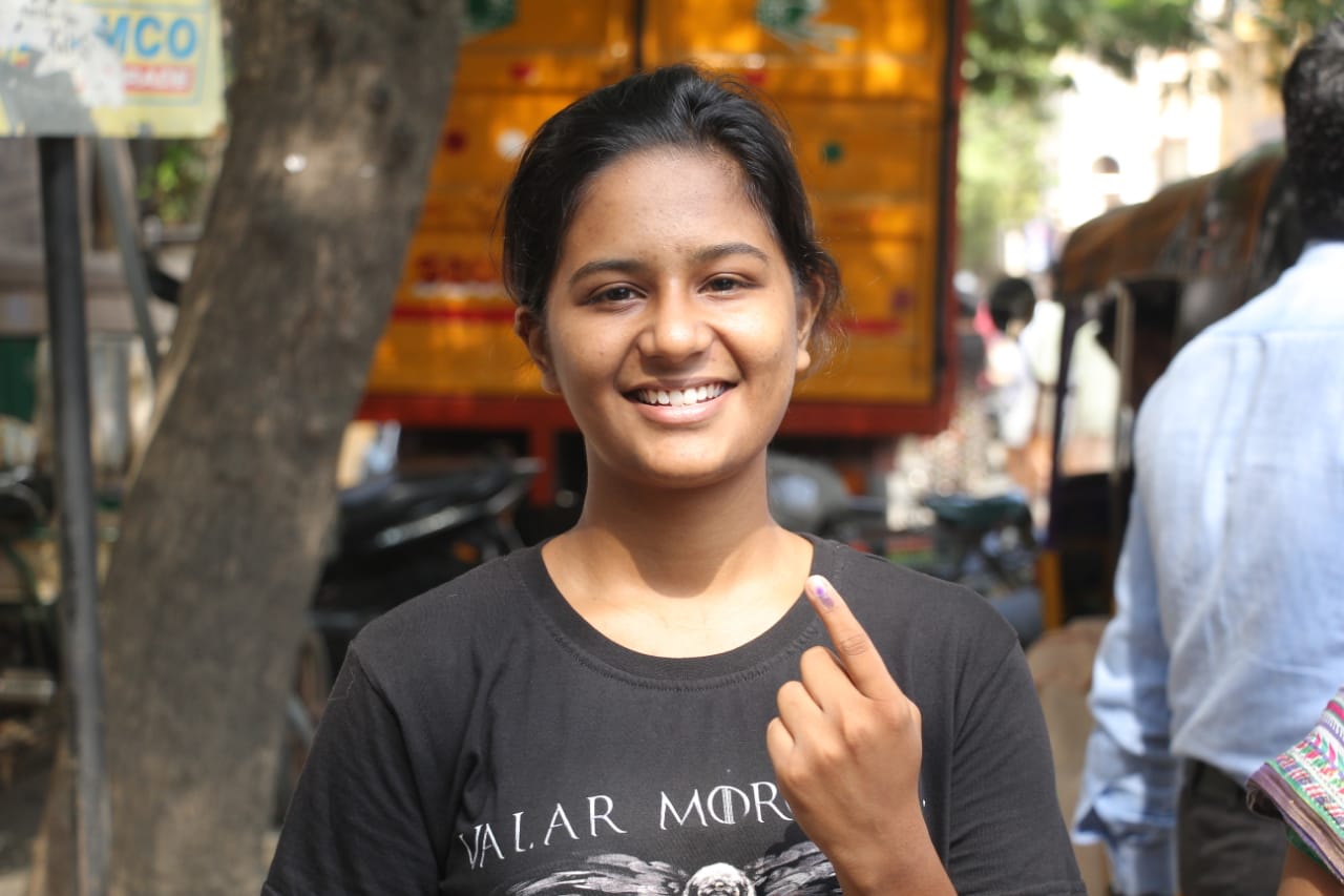 முதல் முறை ஓட்டளிப்பவர் முதல் 90 வயது பாட்டி வரை... தமிழகம் முழுவதும் களைகட்டிய ஜனநாயகத் திருவிழா! - சுவாரஸ்யப் புகைப்படத் தொகுப்பு முதல் முறை ஓட்டளிப்பவர் முதல் 90 வயது பாட்டி வரை... தமிழகம் முழுவதும் களைகட்டிய ஜனநாயகத் திருவிழா! - சுவாரஸ்யப் புகைப்படத் தொகுப்பு