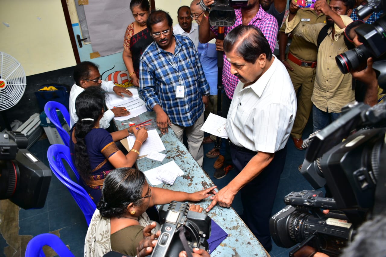 முதல் முறை ஓட்டளிப்பவர் முதல் 90 வயது பாட்டி வரை... தமிழகம் முழுவதும் களைகட்டிய ஜனநாயகத் திருவிழா! - சுவாரஸ்யப் புகைப்படத் தொகுப்பு முதல் முறை ஓட்டளிப்பவர் முதல் 90 வயது பாட்டி வரை... தமிழகம் முழுவதும் களைகட்டிய ஜனநாயகத் திருவிழா! - சுவாரஸ்யப் புகைப்படத் தொகுப்பு