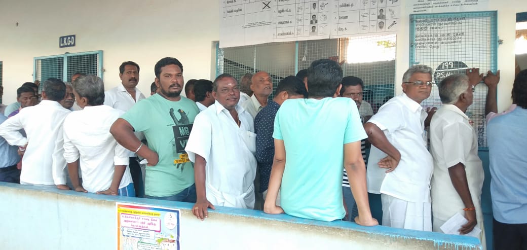 முதல் முறை ஓட்டளிப்பவர் முதல் 90 வயது பாட்டி வரை... தமிழகம் முழுவதும் களைகட்டிய ஜனநாயகத் திருவிழா! - சுவாரஸ்யப் புகைப்படத் தொகுப்பு முதல் முறை ஓட்டளிப்பவர் முதல் 90 வயது பாட்டி வரை... தமிழகம் முழுவதும் களைகட்டிய ஜனநாயகத் திருவிழா! - சுவாரஸ்யப் புகைப்படத் தொகுப்பு