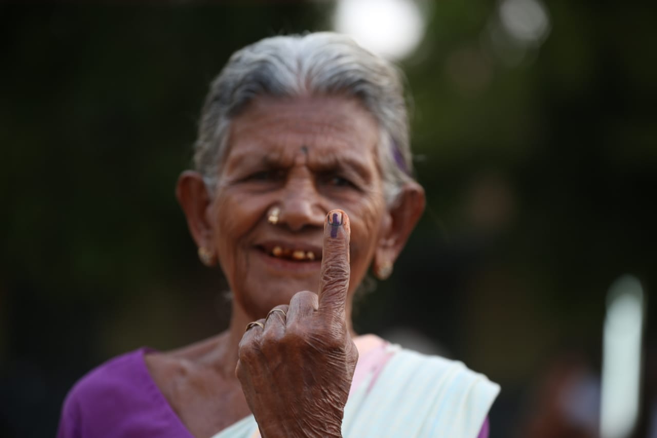 முதல் முறை ஓட்டளிப்பவர் முதல் 90 வயது பாட்டி வரை... தமிழகம் முழுவதும் களைகட்டிய ஜனநாயகத் திருவிழா! - சுவாரஸ்யப் புகைப்படத் தொகுப்பு முதல் முறை ஓட்டளிப்பவர் முதல் 90 வயது பாட்டி வரை... தமிழகம் முழுவதும் களைகட்டிய ஜனநாயகத் திருவிழா! - சுவாரஸ்யப் புகைப்படத் தொகுப்பு