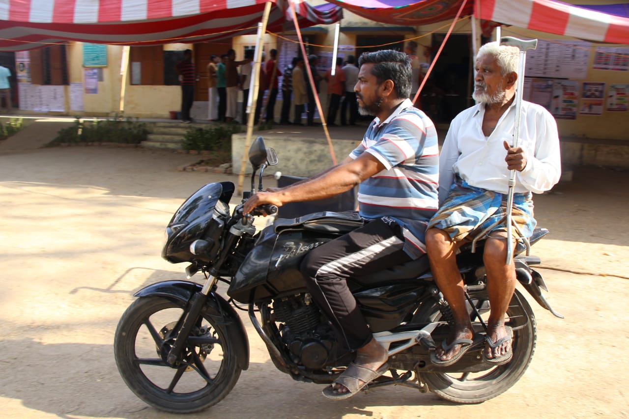 முதல் முறை ஓட்டளிப்பவர் முதல் 90 வயது பாட்டி வரை... தமிழகம் முழுவதும் களைகட்டிய ஜனநாயகத் திருவிழா! - சுவாரஸ்யப் புகைப்படத் தொகுப்பு முதல் முறை ஓட்டளிப்பவர் முதல் 90 வயது பாட்டி வரை... தமிழகம் முழுவதும் களைகட்டிய ஜனநாயகத் திருவிழா! - சுவாரஸ்யப் புகைப்படத் தொகுப்பு