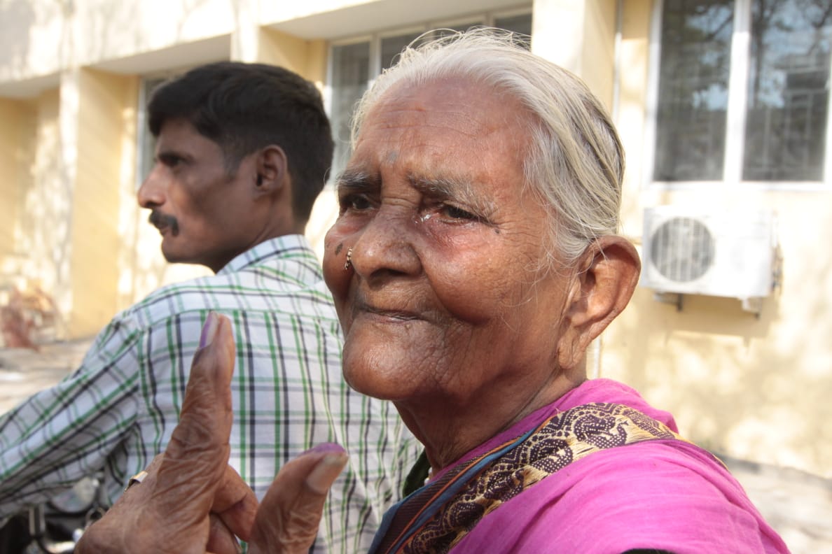 முதல் முறை ஓட்டளிப்பவர் முதல் 90 வயது பாட்டி வரை... தமிழகம் முழுவதும் களைகட்டிய ஜனநாயகத் திருவிழா! - சுவாரஸ்யப் புகைப்படத் தொகுப்பு முதல் முறை ஓட்டளிப்பவர் முதல் 90 வயது பாட்டி வரை... தமிழகம் முழுவதும் களைகட்டிய ஜனநாயகத் திருவிழா! - சுவாரஸ்யப் புகைப்படத் தொகுப்பு
