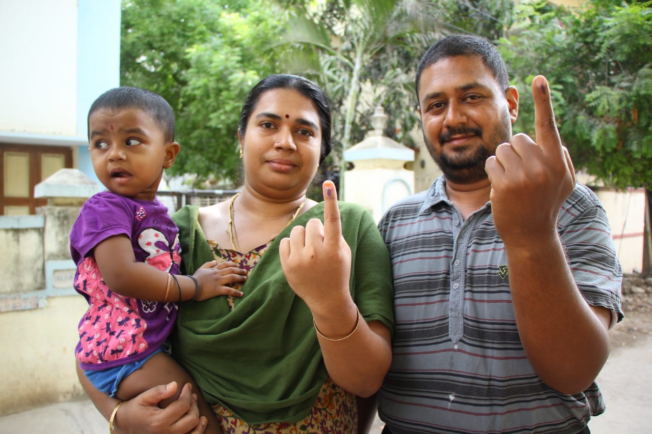 முதல் முறை ஓட்டளிப்பவர் முதல் 90 வயது பாட்டி வரை... தமிழகம் முழுவதும் களைகட்டிய ஜனநாயகத் திருவிழா! - சுவாரஸ்யப் புகைப்படத் தொகுப்பு முதல் முறை ஓட்டளிப்பவர் முதல் 90 வயது பாட்டி வரை... தமிழகம் முழுவதும் களைகட்டிய ஜனநாயகத் திருவிழா! - சுவாரஸ்யப் புகைப்படத் தொகுப்பு