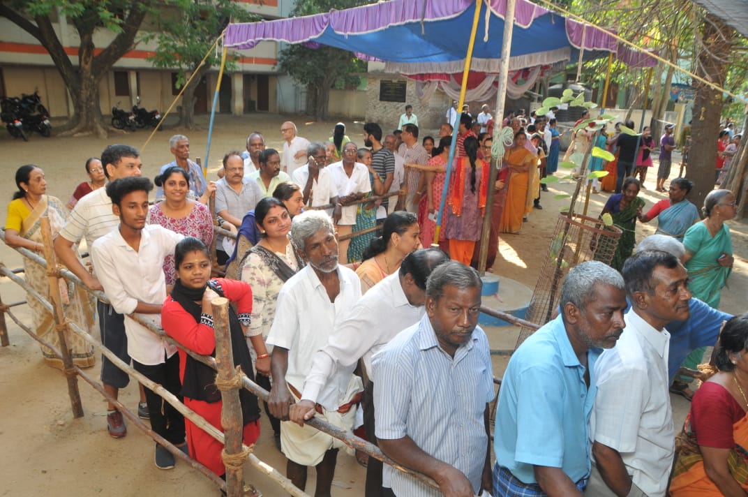 முதல் முறை ஓட்டளிப்பவர் முதல் 90 வயது பாட்டி வரை... தமிழகம் முழுவதும் களைகட்டிய ஜனநாயகத் திருவிழா! - சுவாரஸ்யப் புகைப்படத் தொகுப்பு முதல் முறை ஓட்டளிப்பவர் முதல் 90 வயது பாட்டி வரை... தமிழகம் முழுவதும் களைகட்டிய ஜனநாயகத் திருவிழா! - சுவாரஸ்யப் புகைப்படத் தொகுப்பு