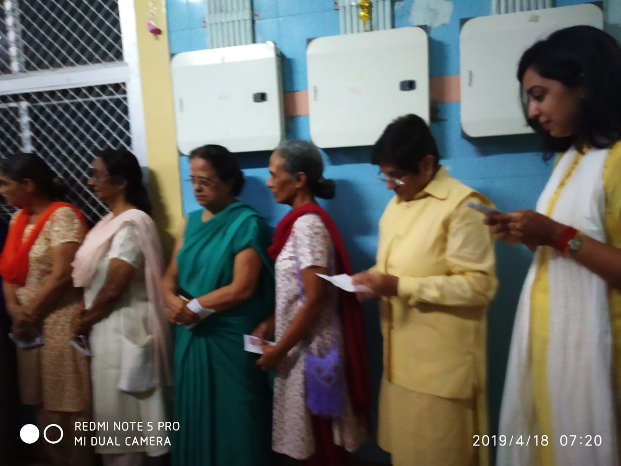 முதல் முறை ஓட்டளிப்பவர் முதல் 90 வயது பாட்டி வரை... தமிழகம் முழுவதும் களைகட்டிய ஜனநாயகத் திருவிழா! - சுவாரஸ்யப் புகைப்படத் தொகுப்பு முதல் முறை ஓட்டளிப்பவர் முதல் 90 வயது பாட்டி வரை... தமிழகம் முழுவதும் களைகட்டிய ஜனநாயகத் திருவிழா! - சுவாரஸ்யப் புகைப்படத் தொகுப்பு
