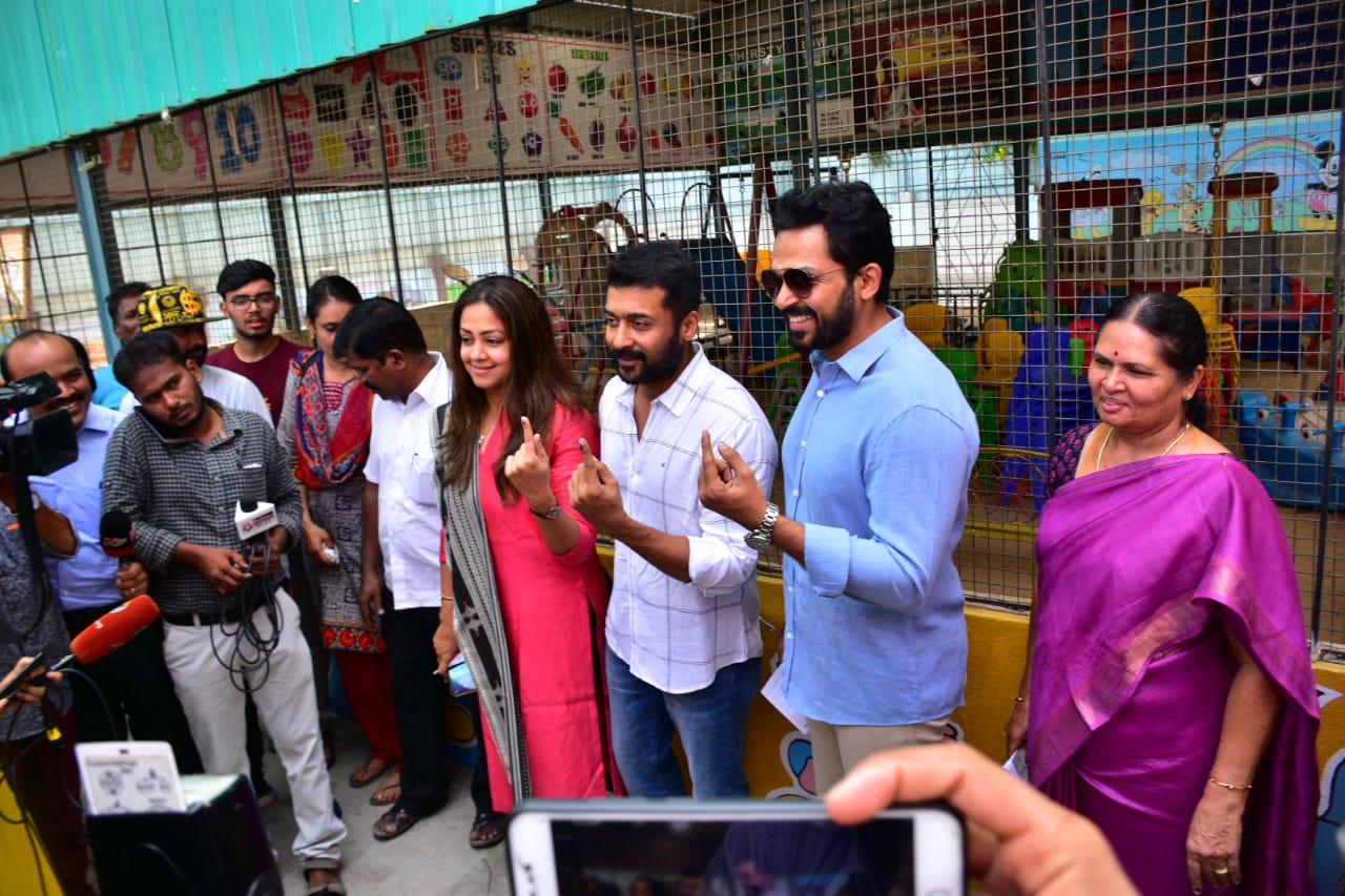 முதல் முறை ஓட்டளிப்பவர் முதல் 90 வயது பாட்டி வரை... தமிழகம் முழுவதும் களைகட்டிய ஜனநாயகத் திருவிழா! - சுவாரஸ்யப் புகைப்படத் தொகுப்பு முதல் முறை ஓட்டளிப்பவர் முதல் 90 வயது பாட்டி வரை... தமிழகம் முழுவதும் களைகட்டிய ஜனநாயகத் திருவிழா! - சுவாரஸ்யப் புகைப்படத் தொகுப்பு
