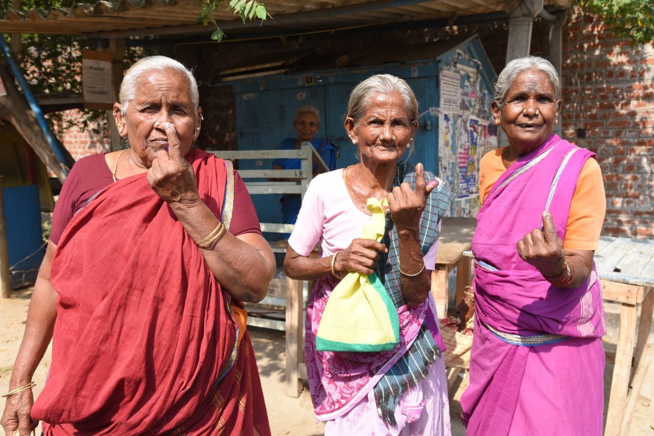முதல் முறை ஓட்டளிப்பவர் முதல் 90 வயது பாட்டி வரை... தமிழகம் முழுவதும் களைகட்டிய ஜனநாயகத் திருவிழா! - சுவாரஸ்யப் புகைப்படத் தொகுப்பு முதல் முறை ஓட்டளிப்பவர் முதல் 90 வயது பாட்டி வரை... தமிழகம் முழுவதும் களைகட்டிய ஜனநாயகத் திருவிழா! - சுவாரஸ்யப் புகைப்படத் தொகுப்பு