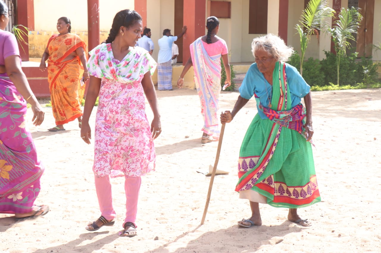 முதல் முறை ஓட்டளிப்பவர் முதல் 90 வயது பாட்டி வரை... தமிழகம் முழுவதும் களைகட்டிய ஜனநாயகத் திருவிழா! - சுவாரஸ்யப் புகைப்படத் தொகுப்பு முதல் முறை ஓட்டளிப்பவர் முதல் 90 வயது பாட்டி வரை... தமிழகம் முழுவதும் களைகட்டிய ஜனநாயகத் திருவிழா! - சுவாரஸ்யப் புகைப்படத் தொகுப்பு