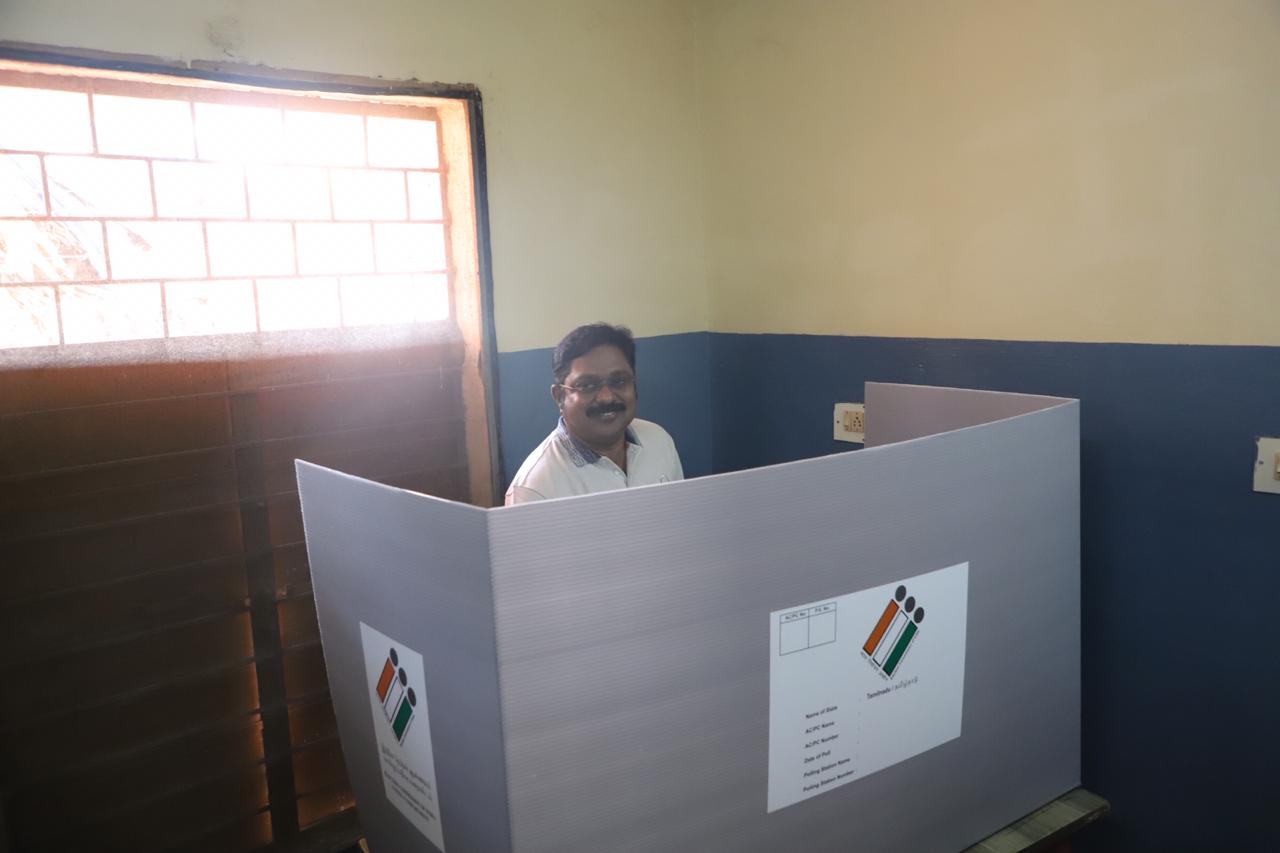 முதல் முறை ஓட்டளிப்பவர் முதல் 90 வயது பாட்டி வரை... தமிழகம் முழுவதும் களைகட்டிய ஜனநாயகத் திருவிழா! - சுவாரஸ்யப் புகைப்படத் தொகுப்பு முதல் முறை ஓட்டளிப்பவர் முதல் 90 வயது பாட்டி வரை... தமிழகம் முழுவதும் களைகட்டிய ஜனநாயகத் திருவிழா! - சுவாரஸ்யப் புகைப்படத் தொகுப்பு