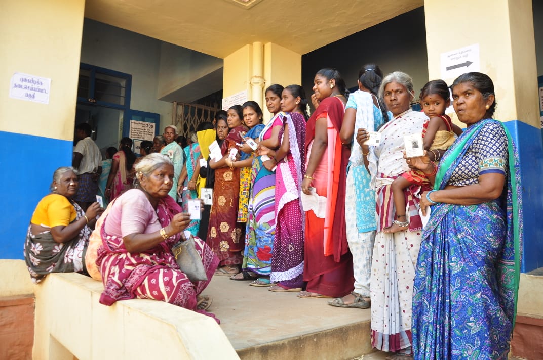 முதல் முறை ஓட்டளிப்பவர் முதல் 90 வயது பாட்டி வரை... தமிழகம் முழுவதும் களைகட்டிய ஜனநாயகத் திருவிழா! - சுவாரஸ்யப் புகைப்படத் தொகுப்பு முதல் முறை ஓட்டளிப்பவர் முதல் 90 வயது பாட்டி வரை... தமிழகம் முழுவதும் களைகட்டிய ஜனநாயகத் திருவிழா! - சுவாரஸ்யப் புகைப்படத் தொகுப்பு