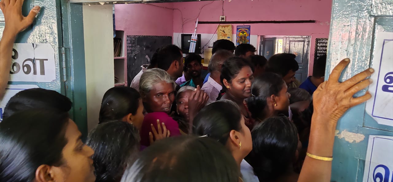 முதல் முறை ஓட்டளிப்பவர் முதல் 90 வயது பாட்டி வரை... தமிழகம் முழுவதும் களைகட்டிய ஜனநாயகத் திருவிழா! - சுவாரஸ்யப் புகைப்படத் தொகுப்பு முதல் முறை ஓட்டளிப்பவர் முதல் 90 வயது பாட்டி வரை... தமிழகம் முழுவதும் களைகட்டிய ஜனநாயகத் திருவிழா! - சுவாரஸ்யப் புகைப்படத் தொகுப்பு