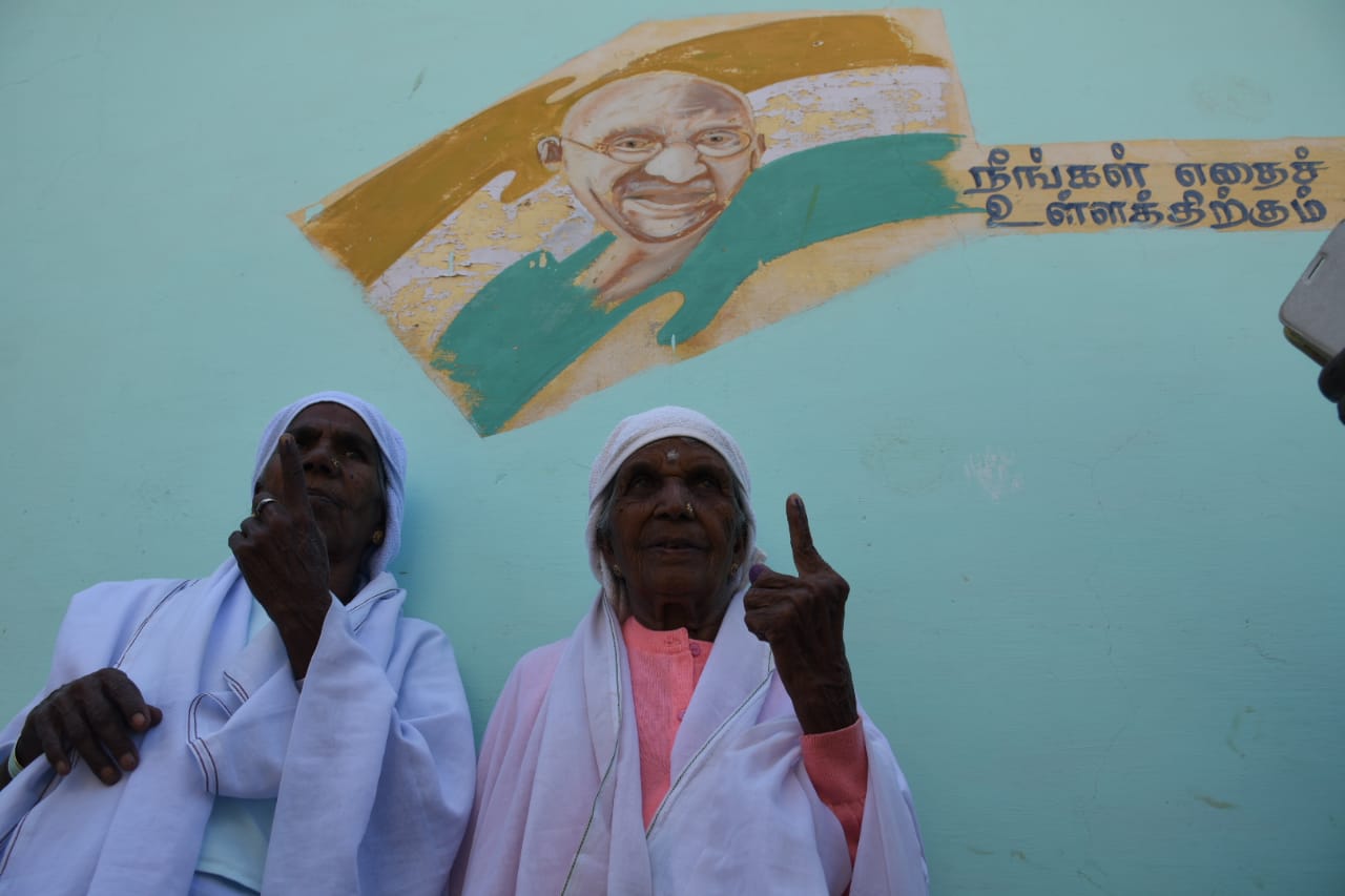 முதல் முறை ஓட்டளிப்பவர் முதல் 90 வயது பாட்டி வரை... தமிழகம் முழுவதும் களைகட்டிய ஜனநாயகத் திருவிழா! - சுவாரஸ்யப் புகைப்படத் தொகுப்பு முதல் முறை ஓட்டளிப்பவர் முதல் 90 வயது பாட்டி வரை... தமிழகம் முழுவதும் களைகட்டிய ஜனநாயகத் திருவிழா! - சுவாரஸ்யப் புகைப்படத் தொகுப்பு