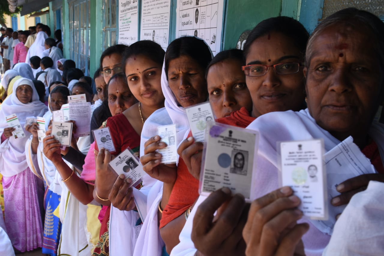 முதல் முறை ஓட்டளிப்பவர் முதல் 90 வயது பாட்டி வரை... தமிழகம் முழுவதும் களைகட்டிய ஜனநாயகத் திருவிழா! - சுவாரஸ்யப் புகைப்படத் தொகுப்பு முதல் முறை ஓட்டளிப்பவர் முதல் 90 வயது பாட்டி வரை... தமிழகம் முழுவதும் களைகட்டிய ஜனநாயகத் திருவிழா! - சுவாரஸ்யப் புகைப்படத் தொகுப்பு