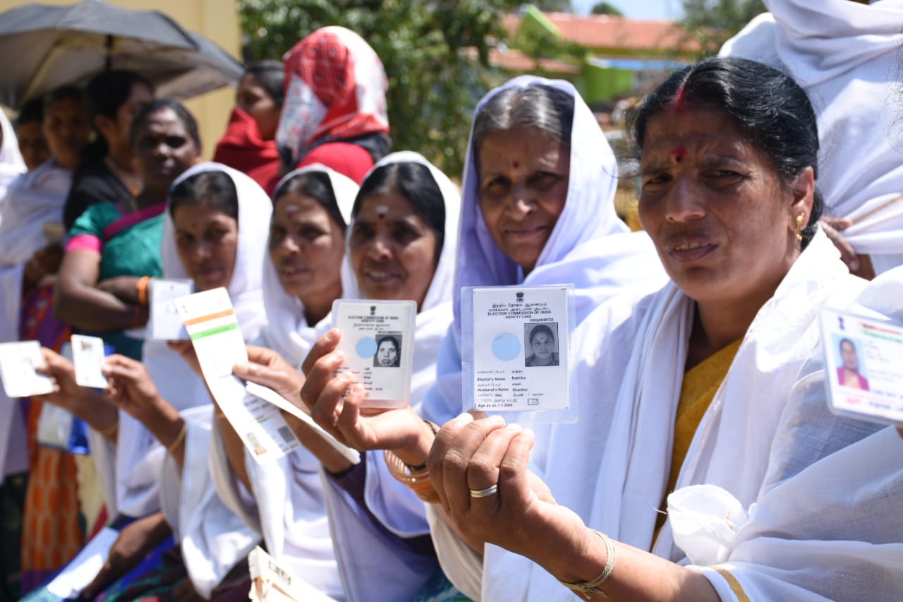 முதல் முறை ஓட்டளிப்பவர் முதல் 90 வயது பாட்டி வரை... தமிழகம் முழுவதும் களைகட்டிய ஜனநாயகத் திருவிழா! - சுவாரஸ்யப் புகைப்படத் தொகுப்பு முதல் முறை ஓட்டளிப்பவர் முதல் 90 வயது பாட்டி வரை... தமிழகம் முழுவதும் களைகட்டிய ஜனநாயகத் திருவிழா! - சுவாரஸ்யப் புகைப்படத் தொகுப்பு