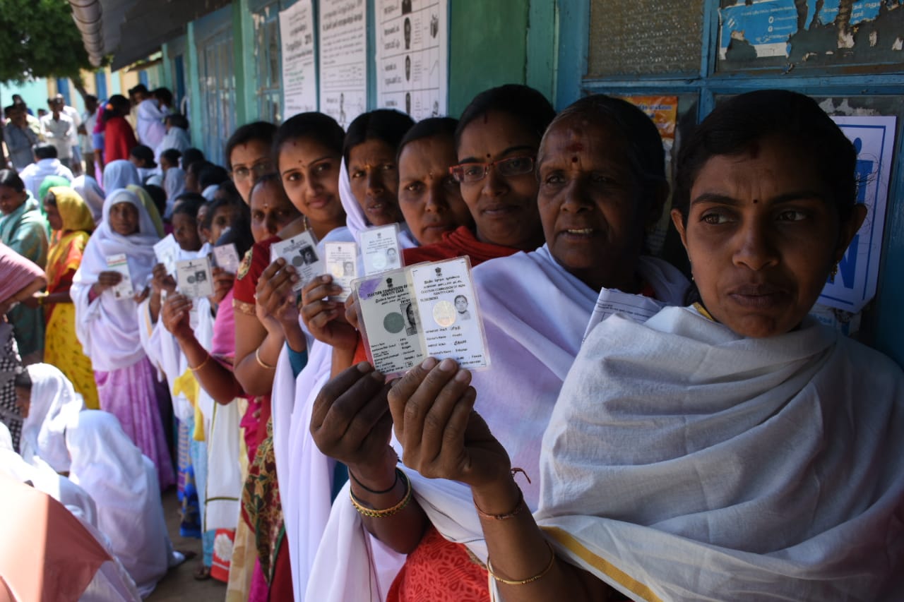 முதல் முறை ஓட்டளிப்பவர் முதல் 90 வயது பாட்டி வரை... தமிழகம் முழுவதும் களைகட்டிய ஜனநாயகத் திருவிழா! - சுவாரஸ்யப் புகைப்படத் தொகுப்பு முதல் முறை ஓட்டளிப்பவர் முதல் 90 வயது பாட்டி வரை... தமிழகம் முழுவதும் களைகட்டிய ஜனநாயகத் திருவிழா! - சுவாரஸ்யப் புகைப்படத் தொகுப்பு