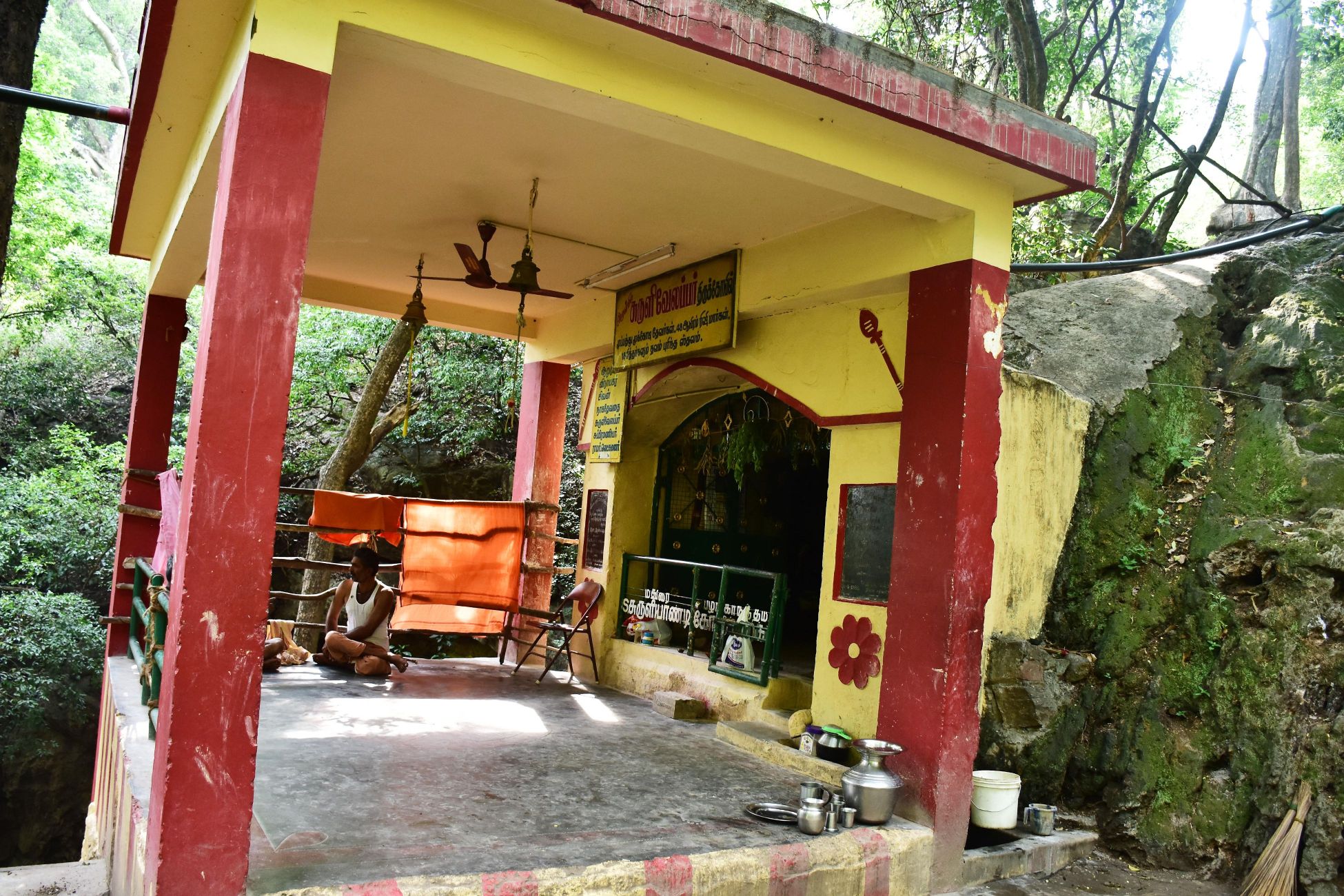 இயற்கை எழில் சூழ்ந்த சுருளி மலையாண்டவர் கோயில் - படங்கள் : கண்ணன் ர இயற்கை எழில் சூழ்ந்த சுருளி மலையாண்டவர் கோயில் - படங்கள் : கண்ணன் ர