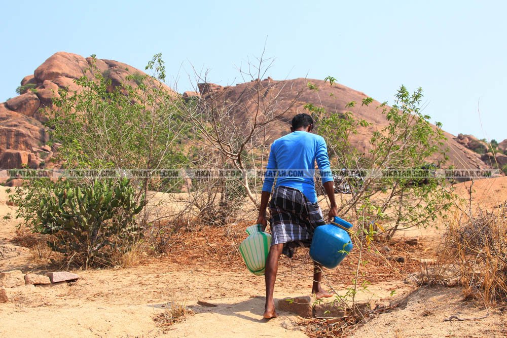 குடிநீருக்காக பல கி.மீட்டருக்கு பயணம்... தண்ணீரின்றி தவிக்கும் மேலூர் மக்கள்! படங்கள்: ஈ.ஜெ.நந்தகுமார் குடிநீருக்காக பல கி.மீட்டருக்கு பயணம்... தண்ணீரின்றி தவிக்கும் மேலூர் மக்கள்! படங்கள்: ஈ.ஜெ.நந்தகுமார்