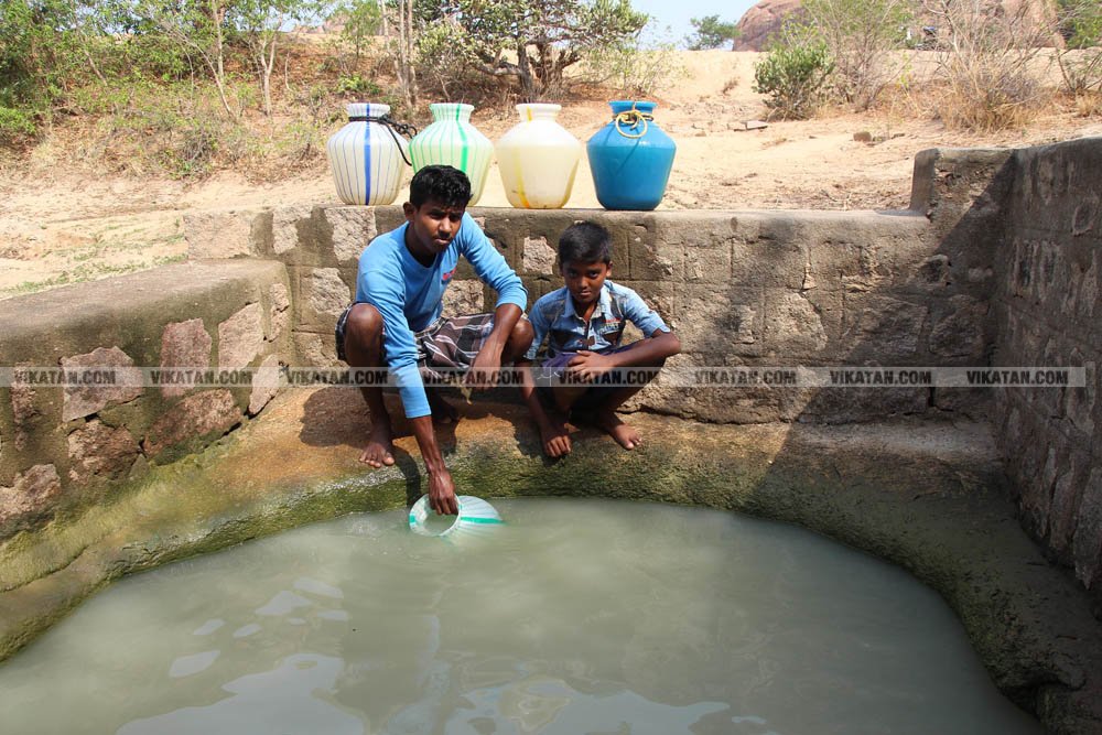 குடிநீருக்காக பல கி.மீட்டருக்கு பயணம்... தண்ணீரின்றி தவிக்கும் மேலூர் மக்கள்! படங்கள்: ஈ.ஜெ.நந்தகுமார் குடிநீருக்காக பல கி.மீட்டருக்கு பயணம்... தண்ணீரின்றி தவிக்கும் மேலூர் மக்கள்! படங்கள்: ஈ.ஜெ.நந்தகுமார்