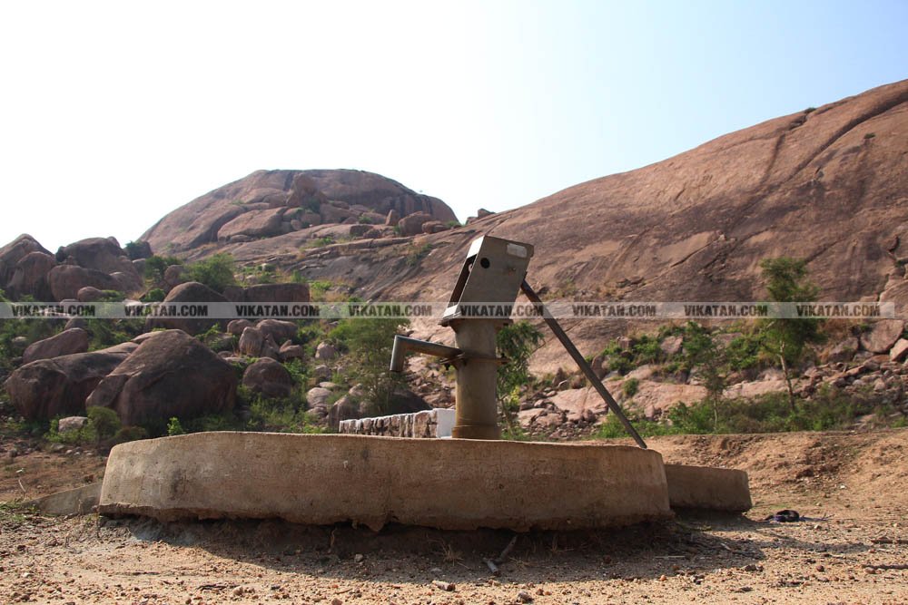 குடிநீருக்காக பல கி.மீட்டருக்கு பயணம்... தண்ணீரின்றி தவிக்கும் மேலூர் மக்கள்! படங்கள்: ஈ.ஜெ.நந்தகுமார் குடிநீருக்காக பல கி.மீட்டருக்கு பயணம்... தண்ணீரின்றி தவிக்கும் மேலூர் மக்கள்! படங்கள்: ஈ.ஜெ.நந்தகுமார்