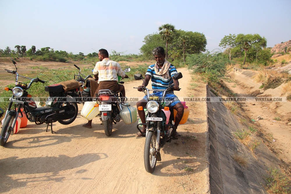 குடிநீருக்காக பல கி.மீட்டருக்கு பயணம்... தண்ணீரின்றி தவிக்கும் மேலூர் மக்கள்! படங்கள்: ஈ.ஜெ.நந்தகுமார் குடிநீருக்காக பல கி.மீட்டருக்கு பயணம்... தண்ணீரின்றி தவிக்கும் மேலூர் மக்கள்! படங்கள்: ஈ.ஜெ.நந்தகுமார்