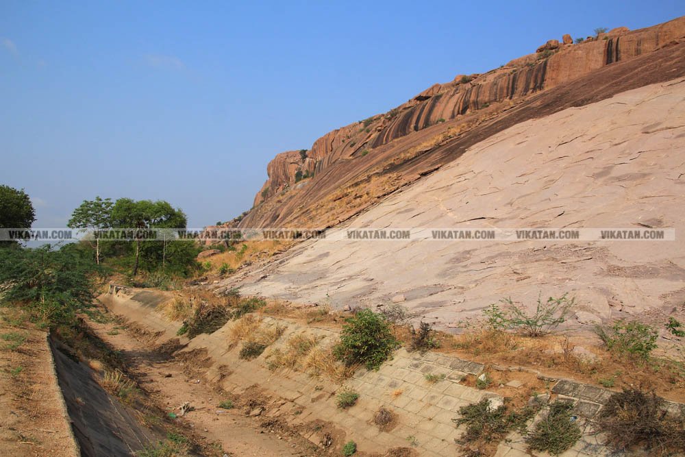 குடிநீருக்காக பல கி.மீட்டருக்கு பயணம்... தண்ணீரின்றி தவிக்கும் மேலூர் மக்கள்! படங்கள்: ஈ.ஜெ.நந்தகுமார் குடிநீருக்காக பல கி.மீட்டருக்கு பயணம்... தண்ணீரின்றி தவிக்கும் மேலூர் மக்கள்! படங்கள்: ஈ.ஜெ.நந்தகுமார்