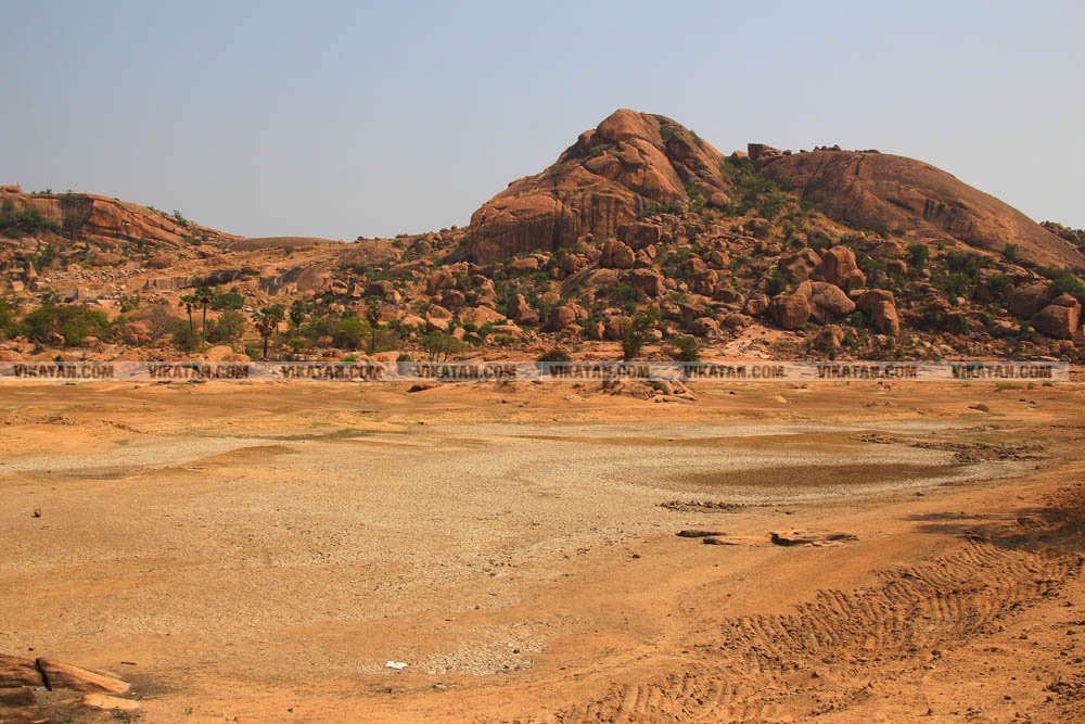 குடிநீருக்காக பல கி.மீட்டருக்கு பயணம்... தண்ணீரின்றி தவிக்கும் மேலூர் மக்கள்! படங்கள்: ஈ.ஜெ.நந்தகுமார் குடிநீருக்காக பல கி.மீட்டருக்கு பயணம்... தண்ணீரின்றி தவிக்கும் மேலூர் மக்கள்! படங்கள்: ஈ.ஜெ.நந்தகுமார்