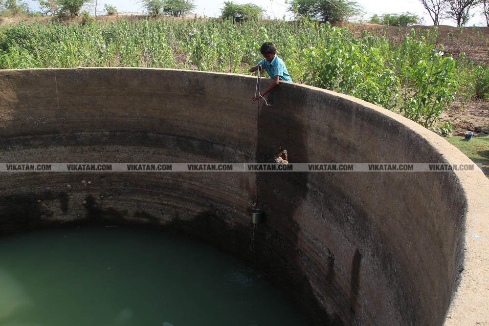 குடிநீருக்காக பல கி.மீட்டருக்கு பயணம்... தண்ணீரின்றி தவிக்கும் மேலூர் மக்கள்! படங்கள்: ஈ.ஜெ.நந்தகுமார் குடிநீருக்காக பல கி.மீட்டருக்கு பயணம்... தண்ணீரின்றி தவிக்கும் மேலூர் மக்கள்! படங்கள்: ஈ.ஜெ.நந்தகுமார்