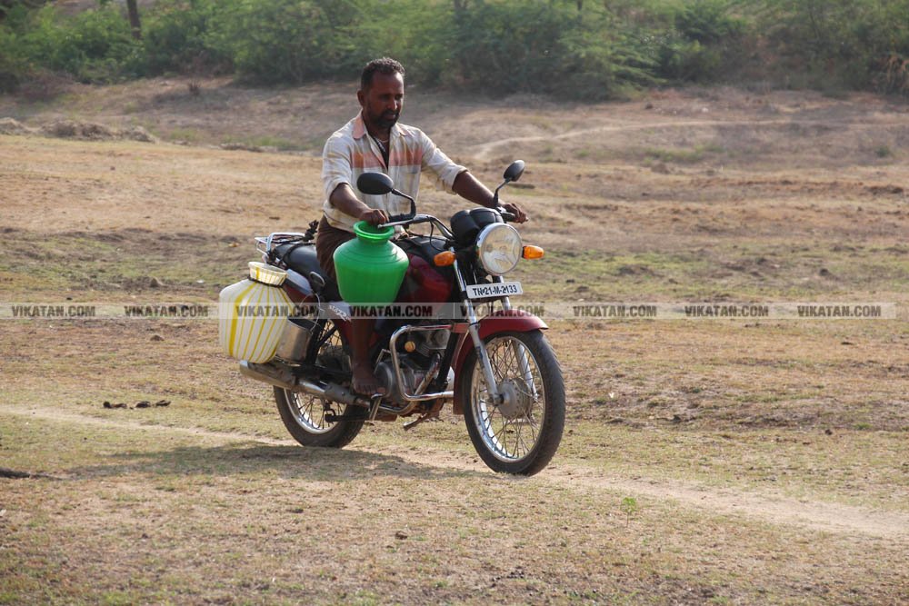 குடிநீருக்காக பல கி.மீட்டருக்கு பயணம்... தண்ணீரின்றி தவிக்கும் மேலூர் மக்கள்! படங்கள்: ஈ.ஜெ.நந்தகுமார் குடிநீருக்காக பல கி.மீட்டருக்கு பயணம்... தண்ணீரின்றி தவிக்கும் மேலூர் மக்கள்! படங்கள்: ஈ.ஜெ.நந்தகுமார்