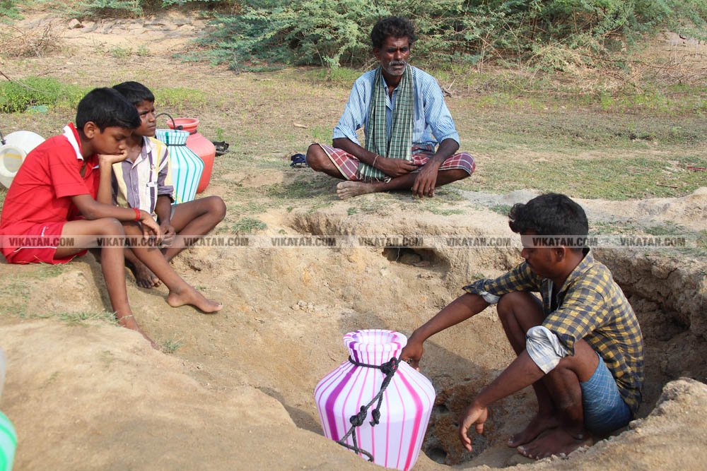 குடிநீருக்காக பல கி.மீட்டருக்கு பயணம்... தண்ணீரின்றி தவிக்கும் மேலூர் மக்கள்! படங்கள்: ஈ.ஜெ.நந்தகுமார் குடிநீருக்காக பல கி.மீட்டருக்கு பயணம்... தண்ணீரின்றி தவிக்கும் மேலூர் மக்கள்! படங்கள்: ஈ.ஜெ.நந்தகுமார்