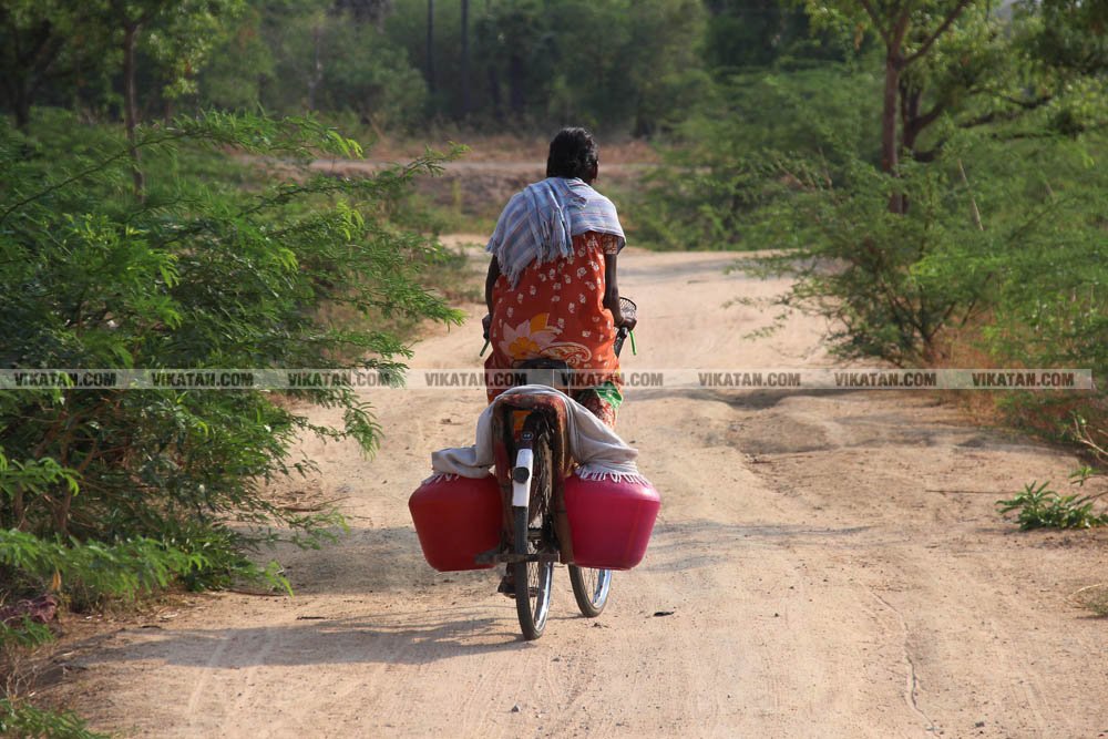 குடிநீருக்காக பல கி.மீட்டருக்கு பயணம்... தண்ணீரின்றி தவிக்கும் மேலூர் மக்கள்! படங்கள்: ஈ.ஜெ.நந்தகுமார் குடிநீருக்காக பல கி.மீட்டருக்கு பயணம்... தண்ணீரின்றி தவிக்கும் மேலூர் மக்கள்! படங்கள்: ஈ.ஜெ.நந்தகுமார்
