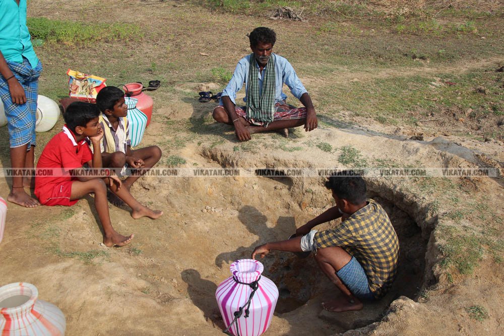 குடிநீருக்காக பல கி.மீட்டருக்கு பயணம்... தண்ணீரின்றி தவிக்கும் மேலூர் மக்கள்! படங்கள்: ஈ.ஜெ.நந்தகுமார் குடிநீருக்காக பல கி.மீட்டருக்கு பயணம்... தண்ணீரின்றி தவிக்கும் மேலூர் மக்கள்! படங்கள்: ஈ.ஜெ.நந்தகுமார்