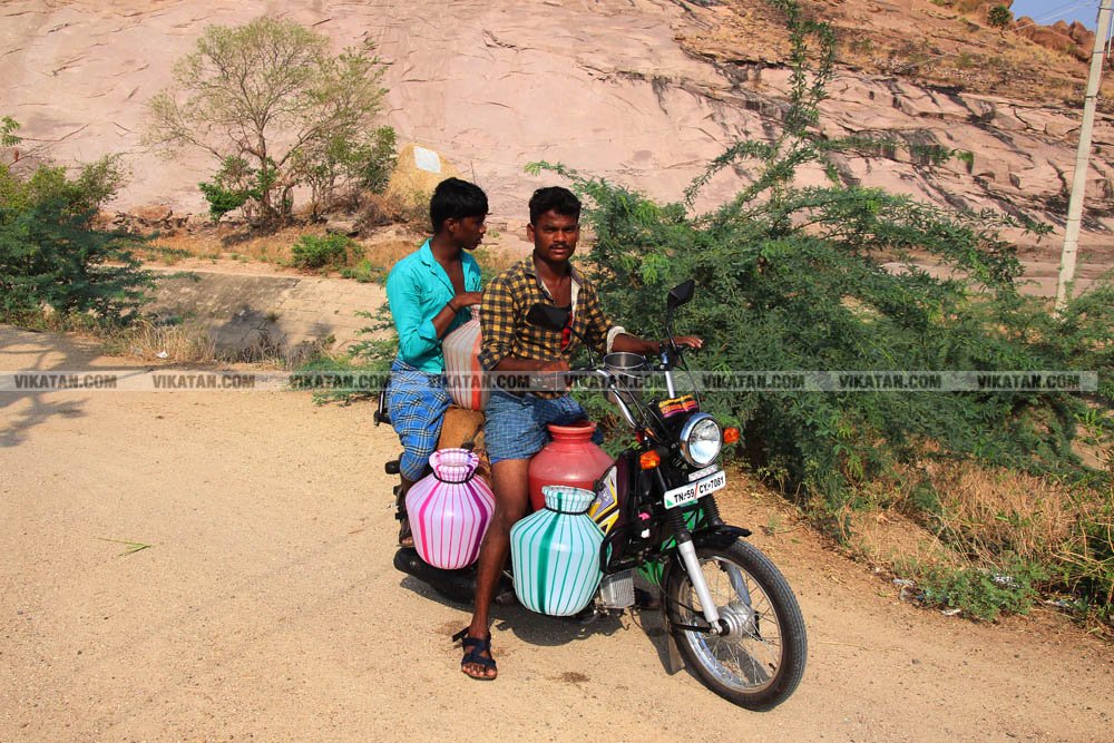 குடிநீருக்காக பல கி.மீட்டருக்கு பயணம்... தண்ணீரின்றி தவிக்கும் மேலூர் மக்கள்! படங்கள்: ஈ.ஜெ.நந்தகுமார் குடிநீருக்காக பல கி.மீட்டருக்கு பயணம்... தண்ணீரின்றி தவிக்கும் மேலூர் மக்கள்! படங்கள்: ஈ.ஜெ.நந்தகுமார்