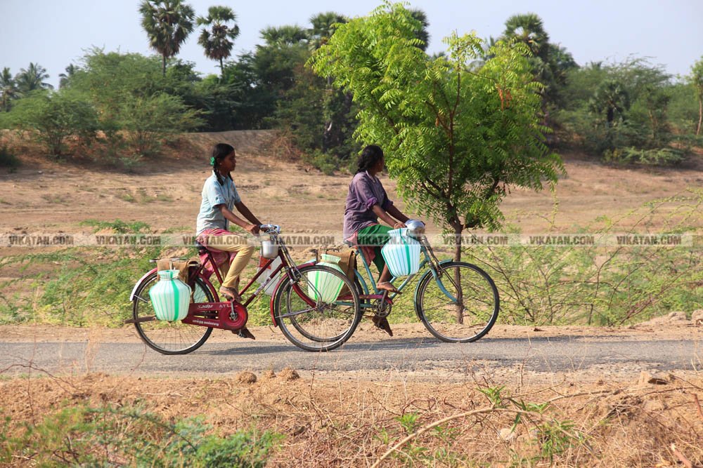 குடிநீருக்காக பல கி.மீட்டருக்கு பயணம்... தண்ணீரின்றி தவிக்கும் மேலூர் மக்கள்! படங்கள்: ஈ.ஜெ.நந்தகுமார் குடிநீருக்காக பல கி.மீட்டருக்கு பயணம்... தண்ணீரின்றி தவிக்கும் மேலூர் மக்கள்! படங்கள்: ஈ.ஜெ.நந்தகுமார்