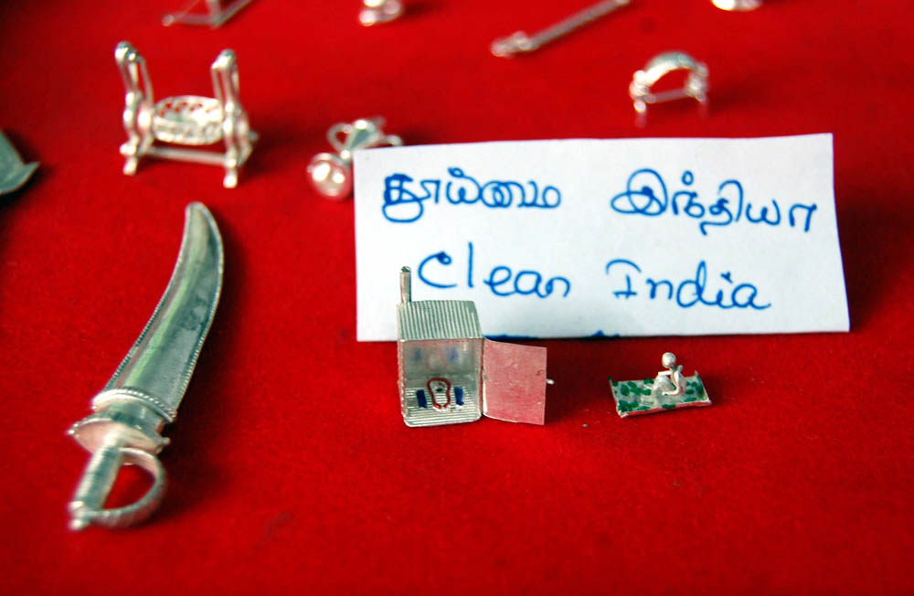 வெள்ளியில் கலைநயம் படைக்கும் குமரி நகைத் தொழிலாளி படைப்புகள்... வெள்ளியில் கலைநயம் படைக்கும் குமரி நகைத் தொழிலாளி படைப்புகள்...