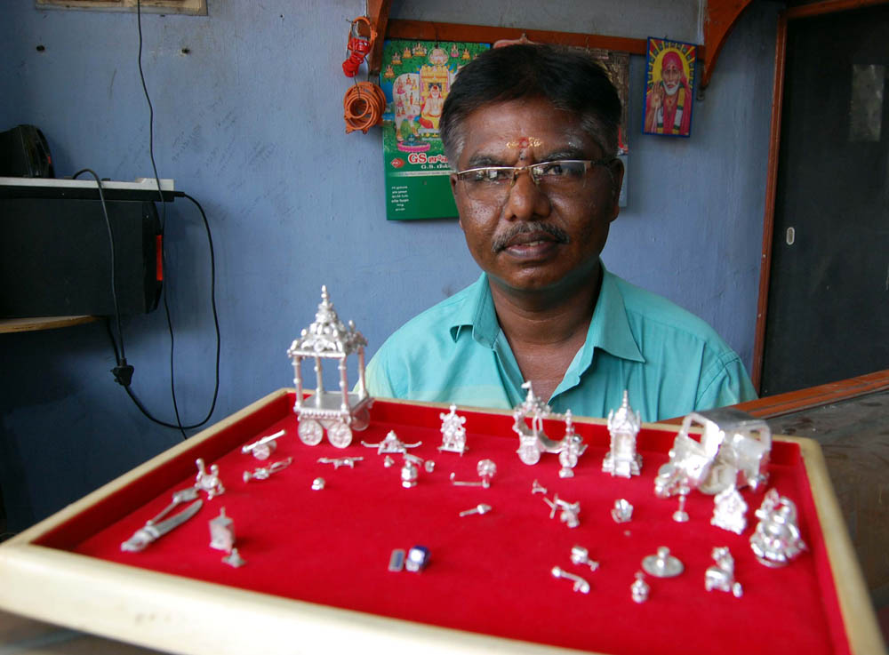 வெள்ளியில் கலைநயம் படைக்கும் குமரி நகைத் தொழிலாளி படைப்புகள்... வெள்ளியில் கலைநயம் படைக்கும் குமரி நகைத் தொழிலாளி படைப்புகள்...