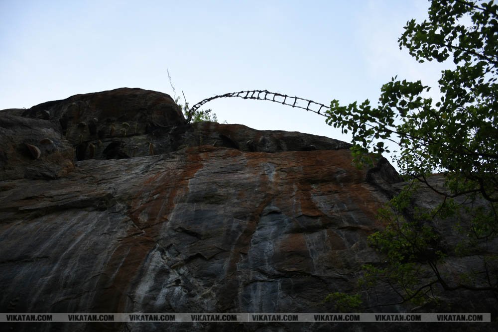 நீலகிரியில் 5000 ஆண்டுகள் பழைமையான பாறை ஓவியங்கள்! - முற்றிலும் அழிவதற்கு முன்பாக இதோ ஒரு புகைப்படத் தொகுப்பு நீலகிரியில் 5000 ஆண்டுகள் பழைமையான பாறை ஓவியங்கள்! - முற்றிலும் அழிவதற்கு முன்பாக இதோ ஒரு புகைப்படத் தொகுப்பு