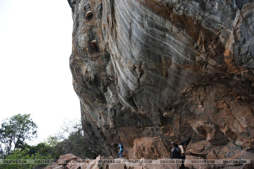 நீலகிரியில் 5000 ஆண்டுகள் பழைமையான பாறை ஓவியங்கள்! - முற்றிலும் அழிவதற்கு முன்பாக இதோ ஒரு புகைப்படத் தொகுப்பு நீலகிரியில் 5000 ஆண்டுகள் பழைமையான பாறை ஓவியங்கள்! - முற்றிலும் அழிவதற்கு முன்பாக இதோ ஒரு புகைப்படத் தொகுப்பு