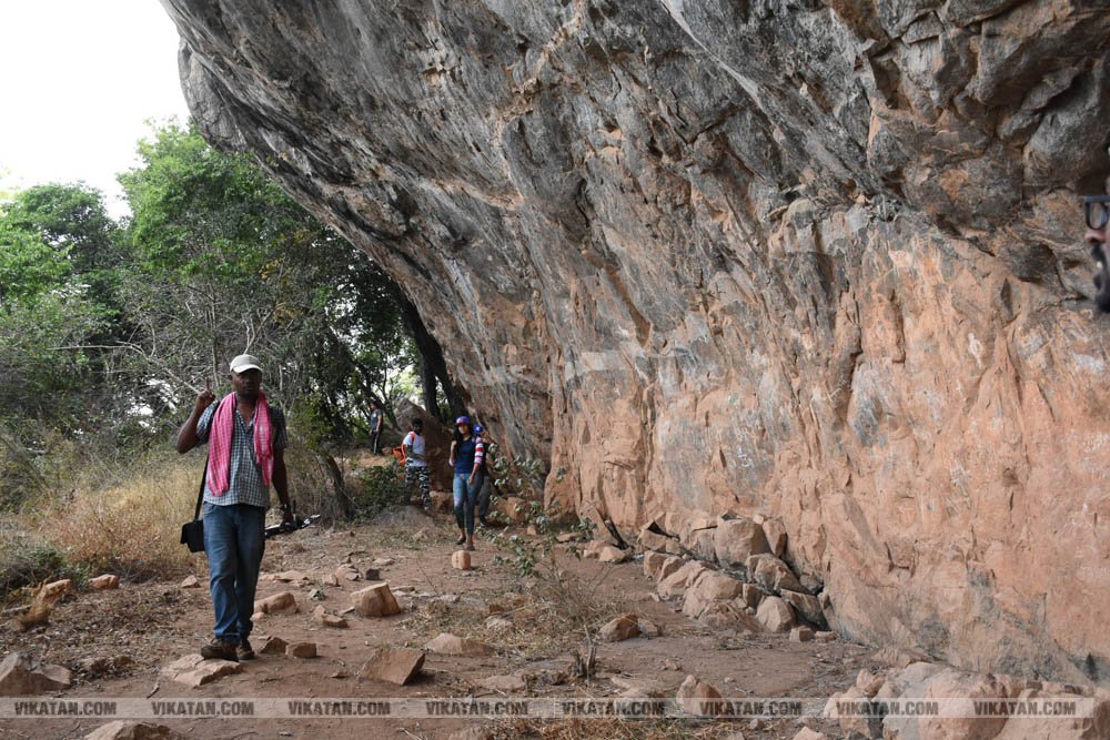 நீலகிரியில் 5000 ஆண்டுகள் பழைமையான பாறை ஓவியங்கள்! - முற்றிலும் அழிவதற்கு முன்பாக இதோ ஒரு புகைப்படத் தொகுப்பு நீலகிரியில் 5000 ஆண்டுகள் பழைமையான பாறை ஓவியங்கள்! - முற்றிலும் அழிவதற்கு முன்பாக இதோ ஒரு புகைப்படத் தொகுப்பு