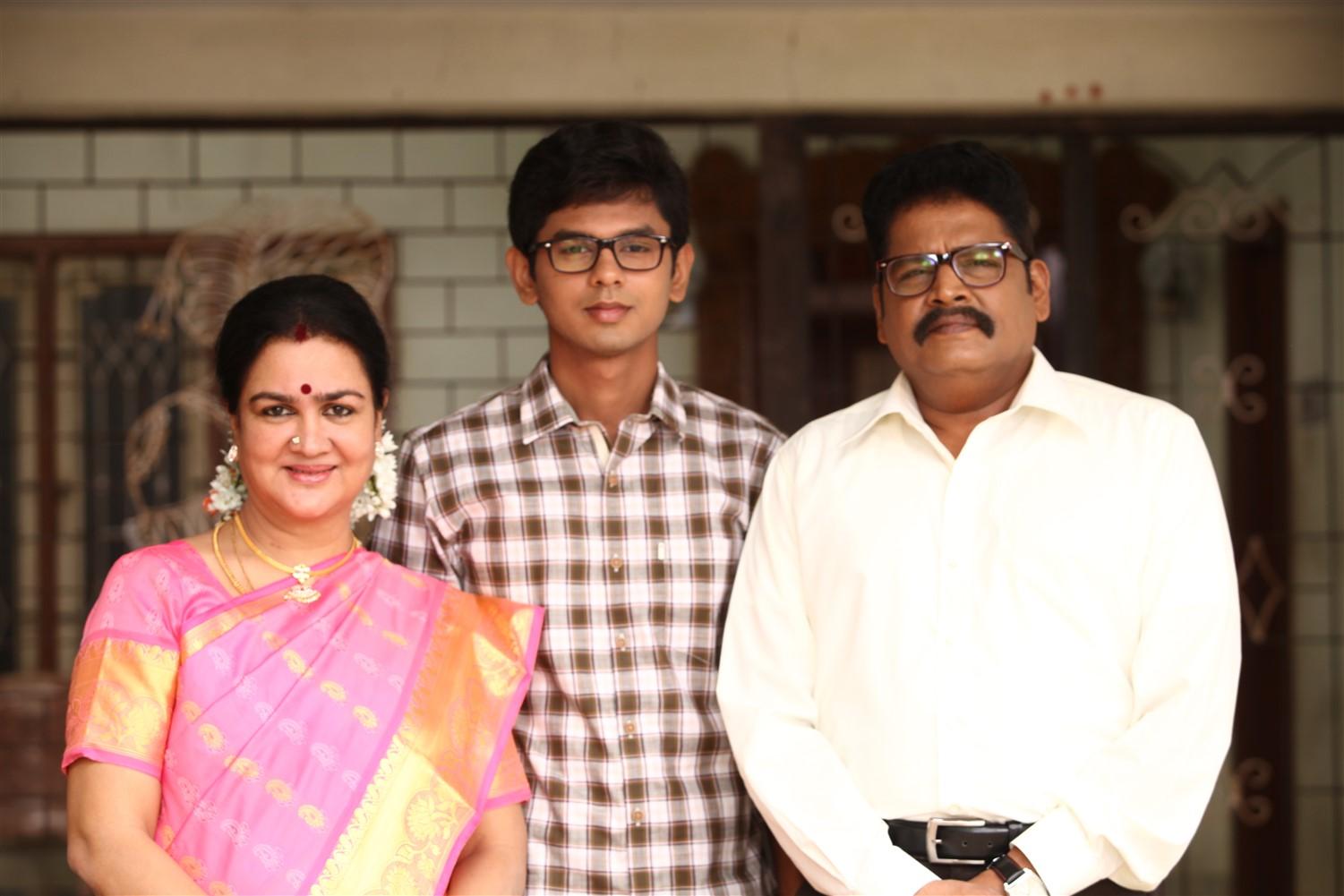 பள்ளிப்பருவத்திலே விமர்சனம்