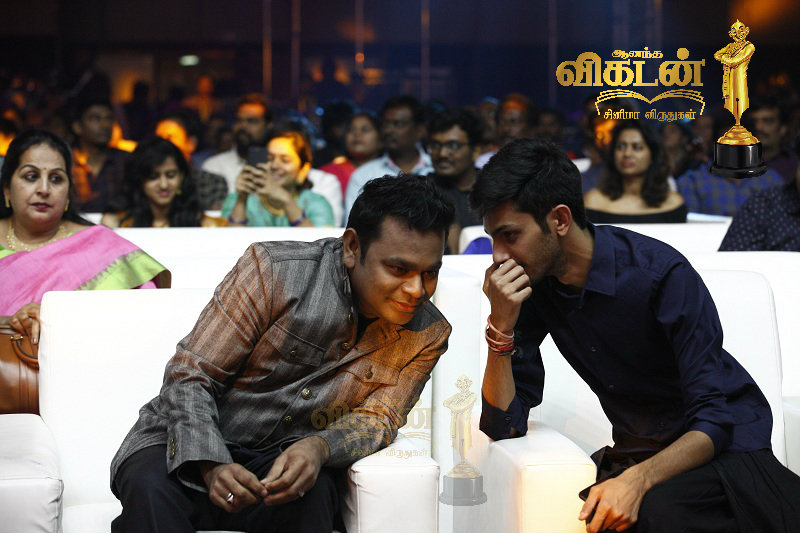 AR rahman and aniruth in vikatan awards