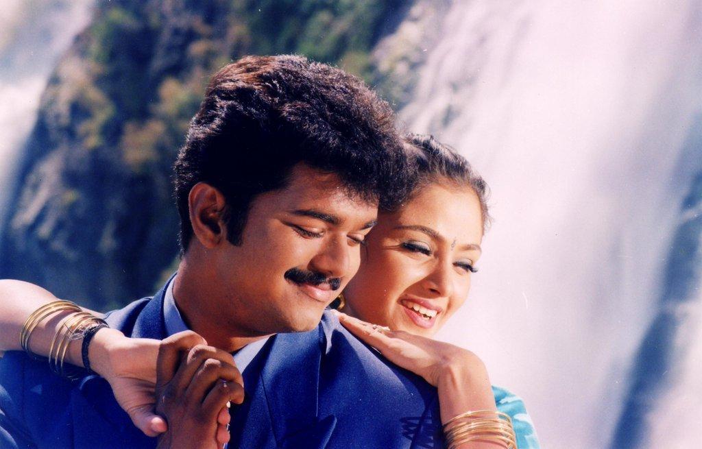 துள்ளாத மனமும் துள்ளும்