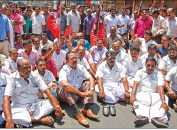 தவறு செய்யும் அதிகாரிகளைத் தட்டிக் கேட்கக்கூடாதா? தவறு செய்யும் அதிகாரிகளைத் தட்டிக் கேட்கக்கூடாதா?